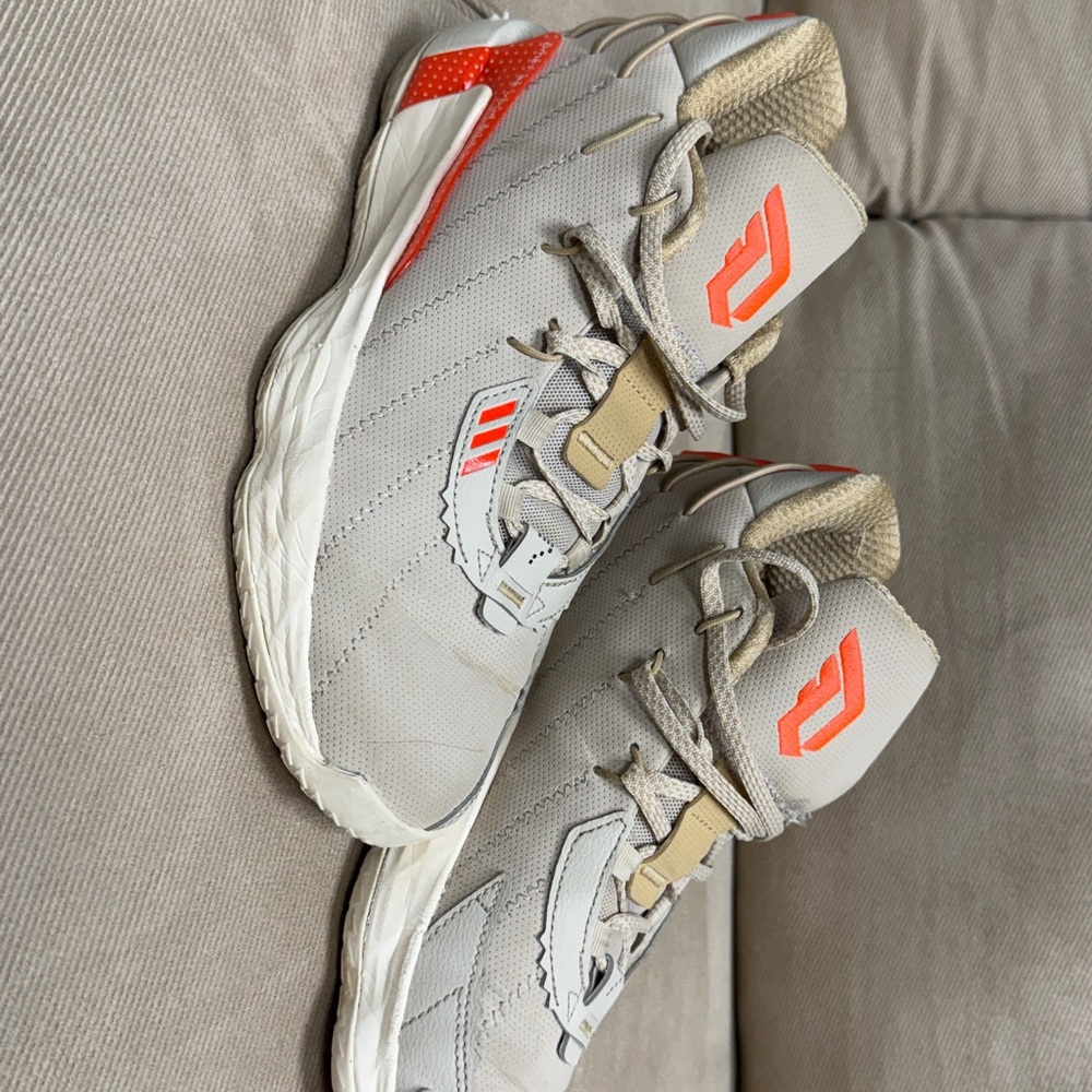 D.A.M.E basketball shoes size 7